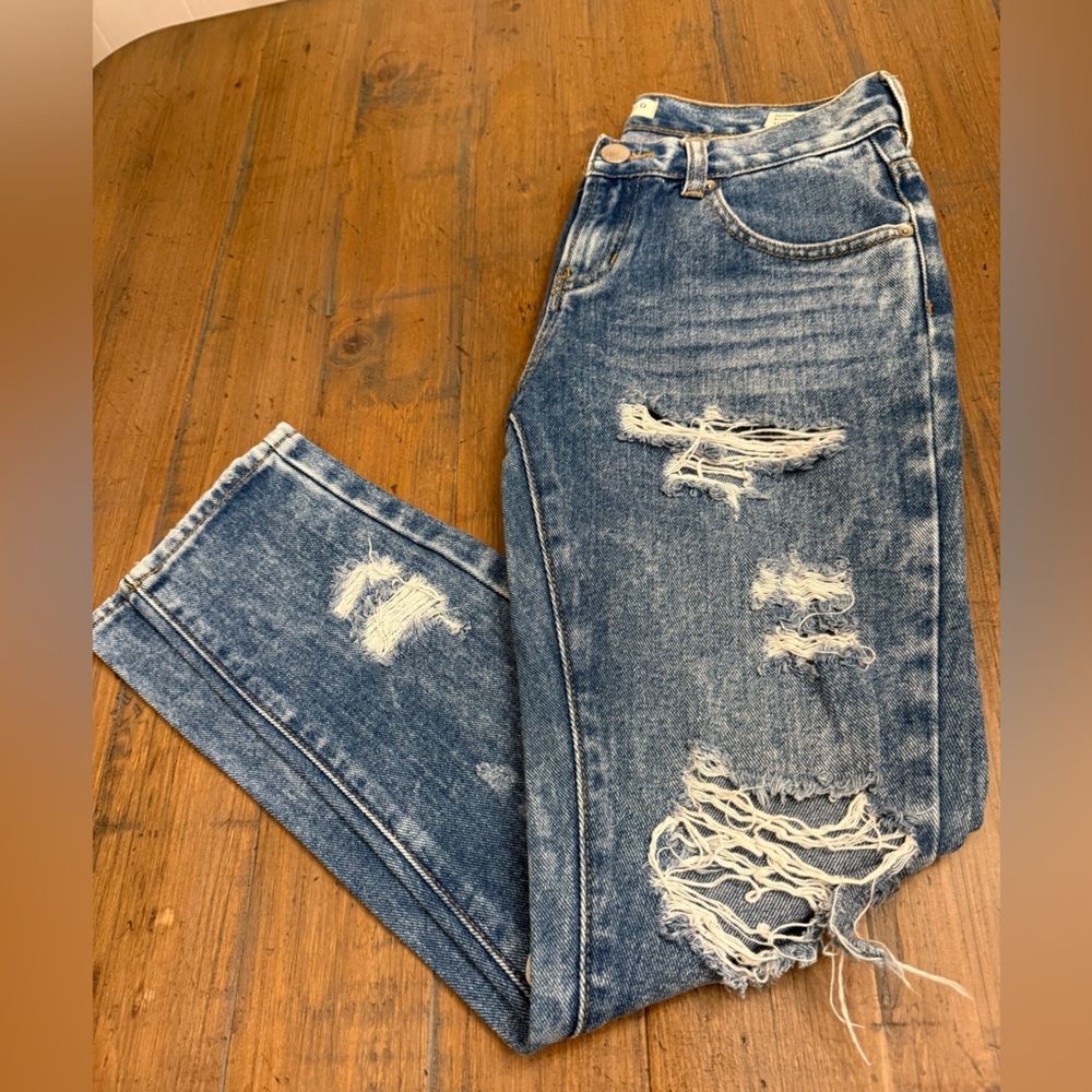 Bullhead skinny boyfriend woman’s jeans. Size 25”. Light wash frayed style.
